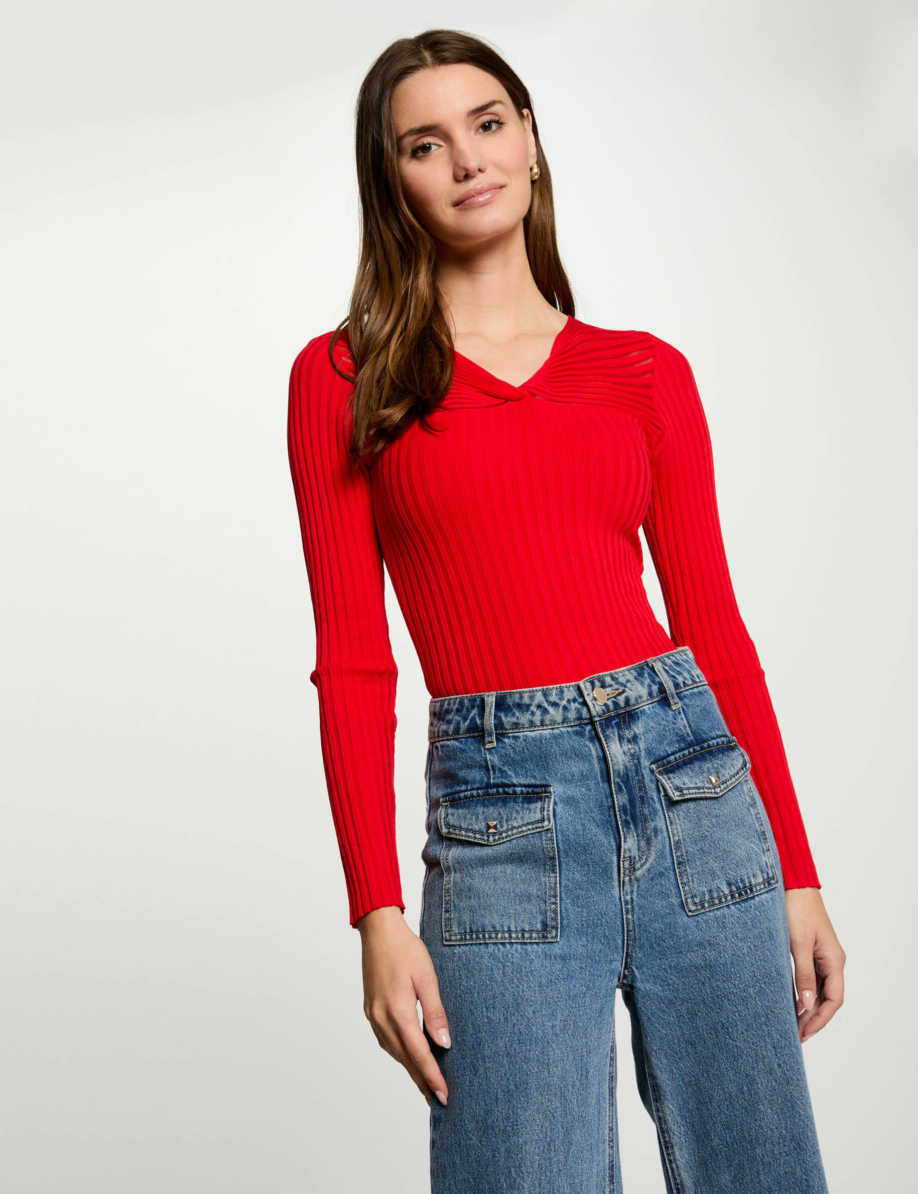 Pull col en V côtelé rouge femme