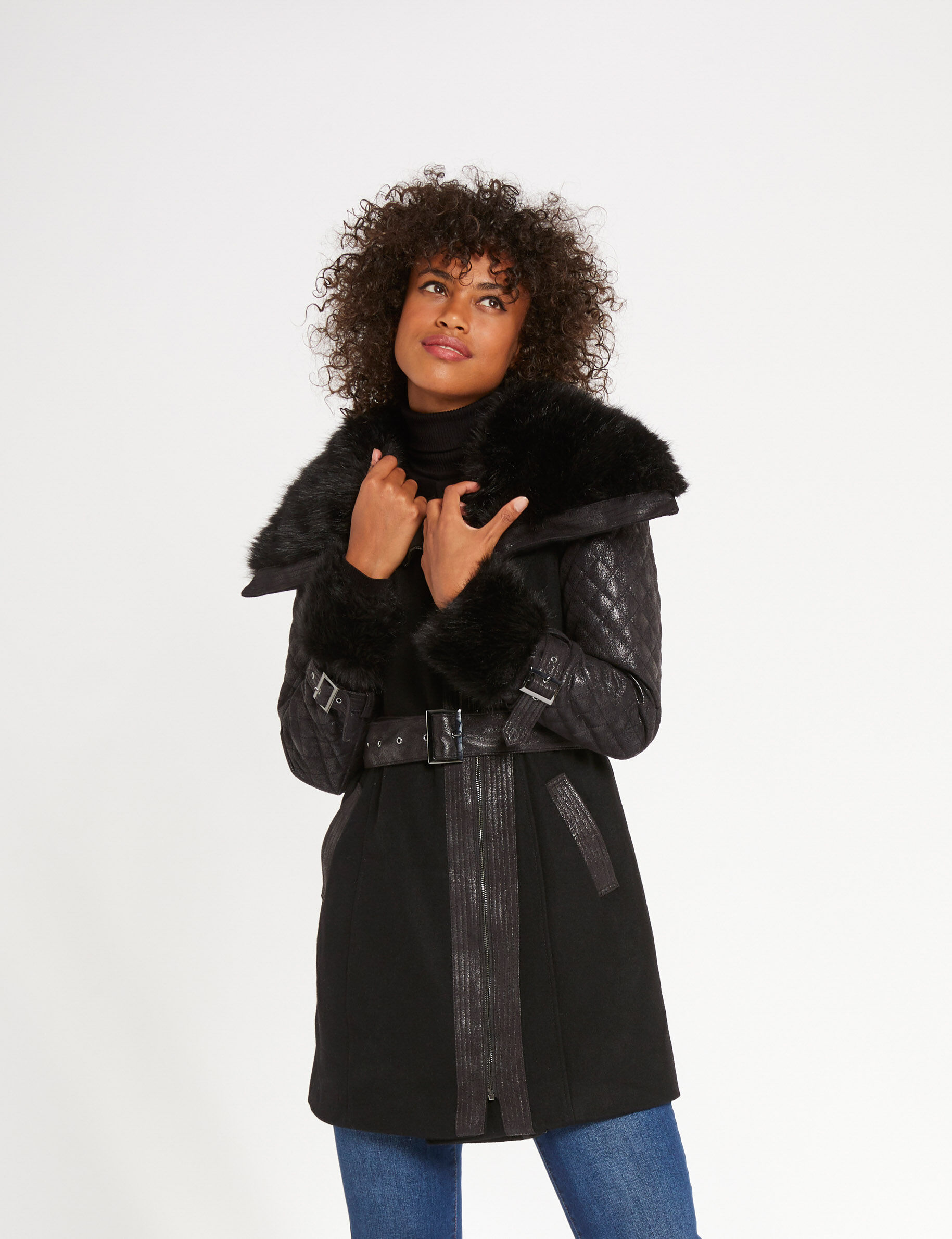 Manteau droit ceinturé détail fourrure noir femme